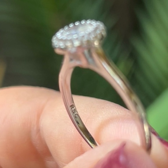 Elegant Halo Ring - Picture 4 of 8
